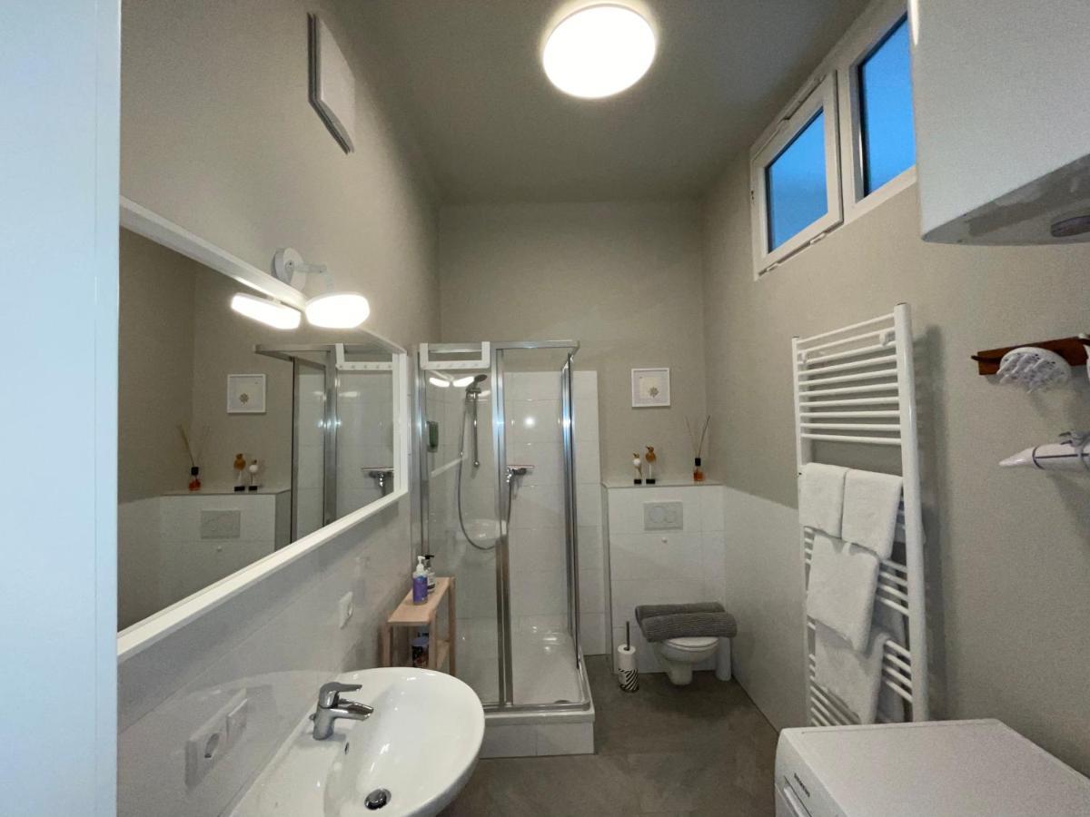 White Flat By Grazrentals With Cool Location & Free Parking Esterno foto